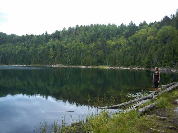 O maravilhoso Lac Solitaire, no Parc National de La Mauricie, na província de Quebec, no Canadá